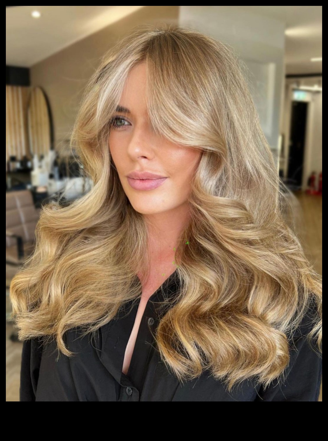 Pagriezieni: blondas frizūras ar radošu malu