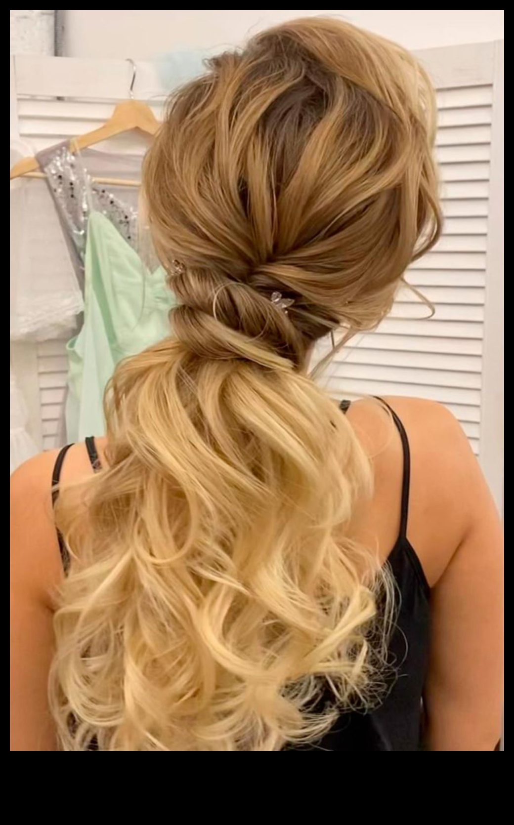 Pagriezieni: blondas frizūras ar radošu malu