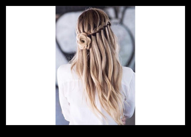 Blondie viļņi un ūdenskritumu bizes: romantiskas frizūras randiņu vakaram