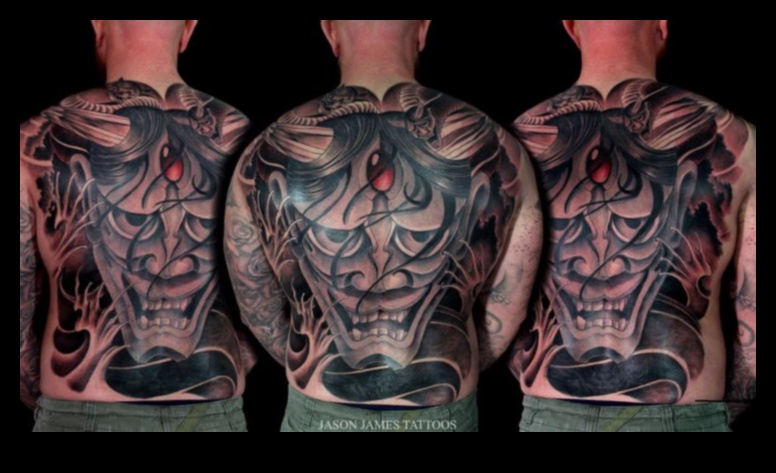 Drosmīgi otas triepieni: meistarīga meistarība ar aizmugurējo tinti