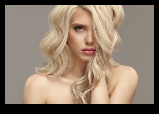 Glamour bez piepūles: uzlabojiet ikdienu ar elegantām viļņainām frizūrām