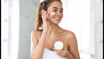 Ādas kopšana dehidrētai ādai: mitrināšana veselīgam mirdzumam