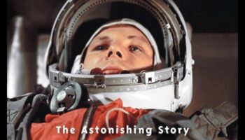 Beyond the Spine: izpētiet Epic Statement Back Stories pasauli