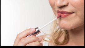 Apsēstība ar kailām lūpām: dabiska izskata iegūšana ar neitrālām lūpu krāsām