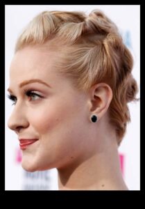 Pagriezieni: blondas frizūras ar radošu malu