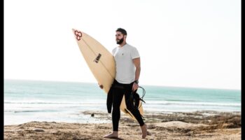 Sērfotāju šiks: orientēšanās piekrastes tendencēm viļņainos matu veidos