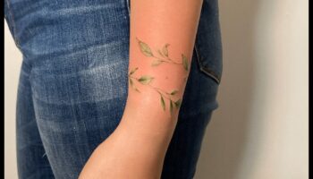 Runā vienkāršība: minimālisma tetovējuma elegances atklāšana